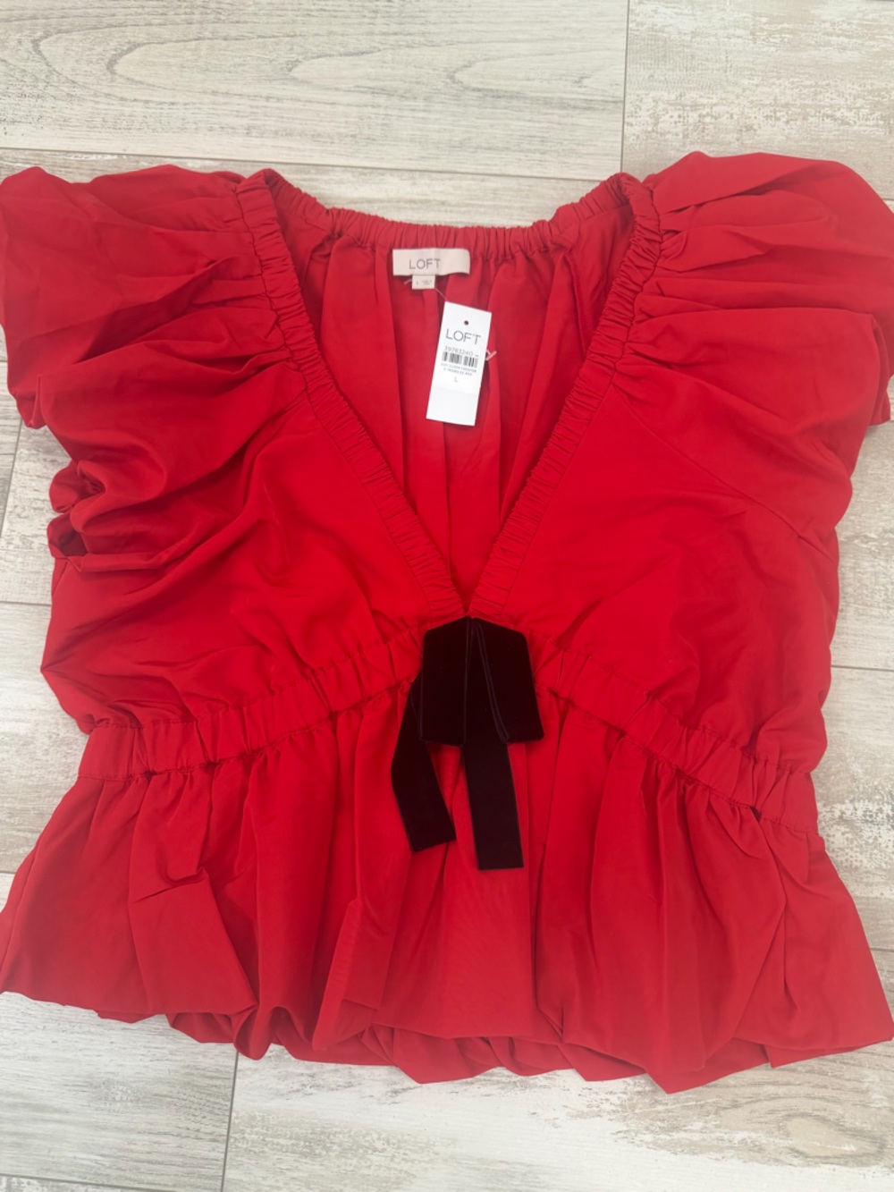 ❤️HOST PICK❤️LOFT Red Velvet Bow Flutter Sleeve Peplum Blouse Large NWT - Picture 2 of 4